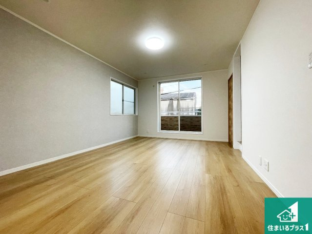 尼崎市食満　中古一戸建ての洋室|シンプルな洋室は、自分好みのインテリアが楽しめます♪ご家族とインテリアや家具を選びに行くのは購入時の醍醐味の一つです。ぜひお楽しみください♪