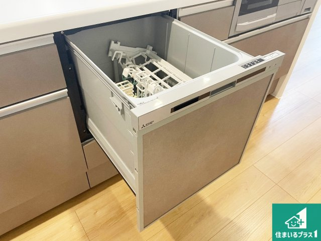 尼崎市食満　中古一戸建ての設備|食事後の一仕事、食器洗いをボタン一つでお任せできちゃいます！場所を取らないビルトイン式なので、お料理スペースもしっかり確保！