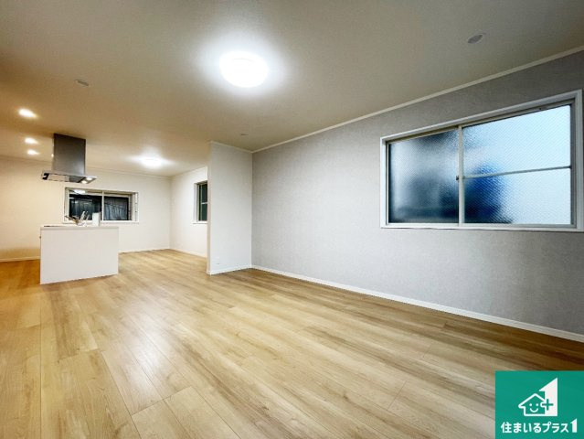 尼崎市食満　中古一戸建ての居間・リビング|日当たり良好の明るいリビングで朝の目覚めもスッキリできそう！対面キッチンでご家族のコミュニケーションも自然と増える設計！小さなお子様が遊ぶスペースを作っても広々とくつろげるLDK！