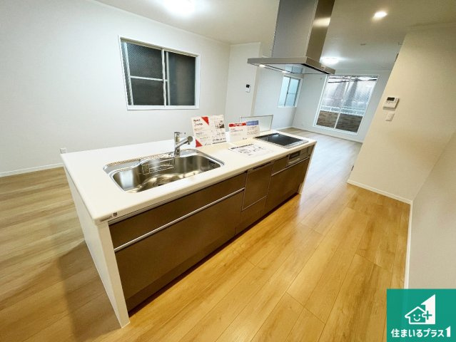 尼崎市食満　中古一戸建てのキッチン|子供を見守りながらお料理が出来るため家族のコミュニケーションか増えます♪スペースが広く確保されている為お子様が大きくなったときは一緒に料理を楽しめます♪