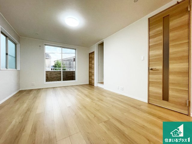 尼崎市食満　中古一戸建ての居間・リビング|明るいリビングで朝の目覚めもスッキリできそう！対面キッチンでご家族のコミュニケーションも自然と増える設計！小さなお子様が遊ぶスペースを作っても広々とくつろげるLDK！