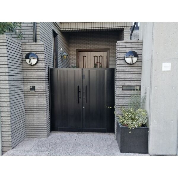 豊中市永楽荘２丁目の一戸建てのエントランス