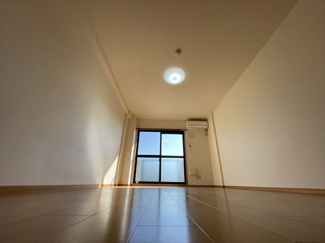 【居間・リビング】 | セレノ・カーサ | ※同建物別部屋の写真、反転タイプになります。