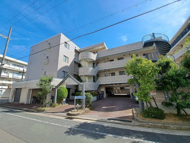 ロイヤルハイム里中の外観