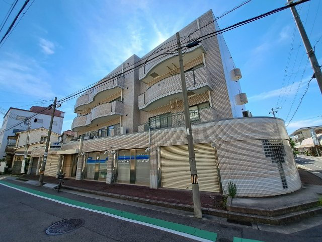 ロイヤルハイム里中の外観