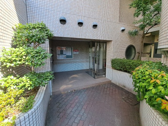 ロイヤルハイム里中のエントランス