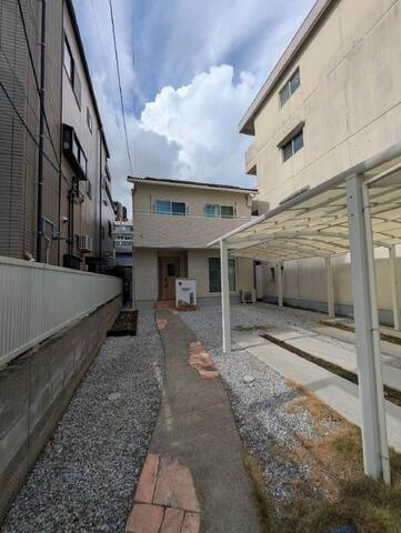 高知市和泉町　中古一戸建ての外観|お庭やアプローチ部分は綺麗に手入れされており住まい全体の印象を高めています。お子様の遊具を置いたり季節の鉢植えを楽しんだりと敷地内のスペースを活かして家族ごとの自由な時間を過ごしていただけます。
