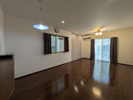 高知市和泉町　中古一戸建ての居間・リビング|南側の大きな窓から明るい陽光が差し込む心地よいリビング空間です。広々とした室内では家具の配置も自由に楽しめ家族全員が自然と集まり笑顔でゆったりとした会話や団らんの時間を過ごしていただけます。