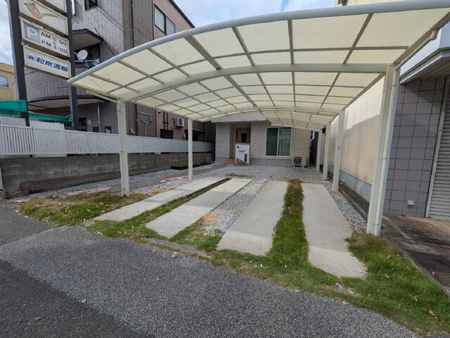 高知市和泉町　中古一戸建ての駐車場|敷地内に配置されたカースペースはお車3台分を並列や縦列で活用しやすい形状です。前面道路が広々としているため前面の安全確認がしやすくご家族全員が安心して日常的にお車をご利用していただけます。