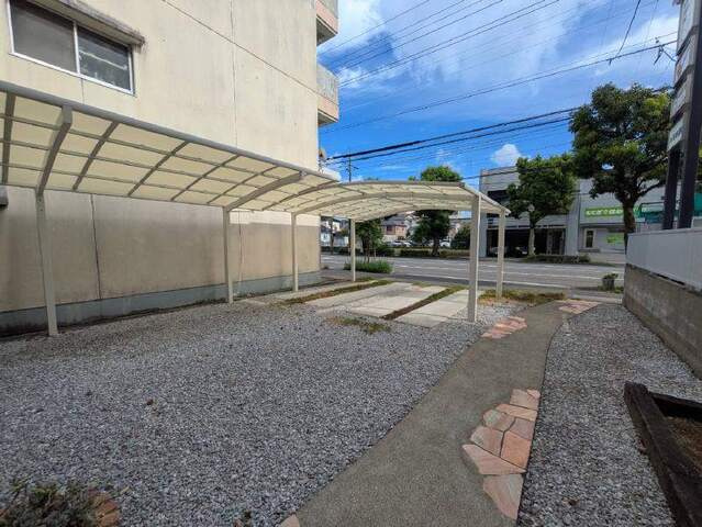 高知市和泉町　中古一戸建ての駐車場|南側幅員約19.9mの広い公道に面しておりお車の出入りや駐車作業が大変スムーズに行えます。7.7mの接面幅があるため大型の車両でも見通しが良く毎日の運転や駐車ストレスを軽減していただける構造です。