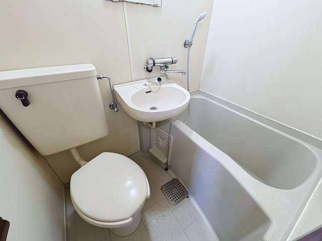フリーダム本原の浴室|バス・トイレ同室になります