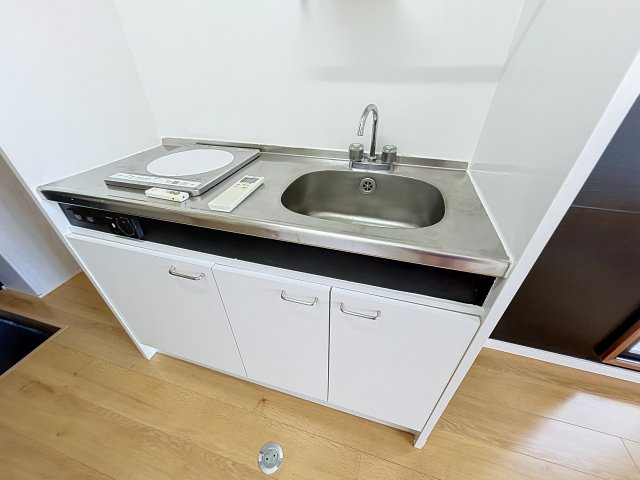 フリーダム本原のキッチン|１口電気コンロ付きのキッチンです