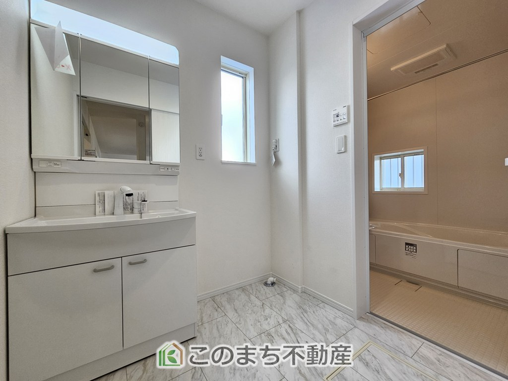 ハートフルタウン宇都宮市若草4丁目2665番の洗面所|同社施工物件の写真です。※建具やフローリング、その他仕様が違う場合がございます。シャンプードレッサーで朝の身支度♪伸びるホースでお掃除も簡単清潔です！
