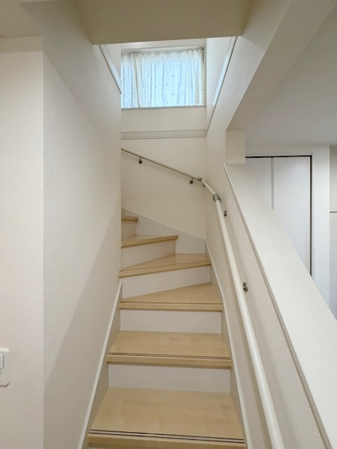 三郷市上口1丁目　中古戸建のその他|階段部分の写真になります。