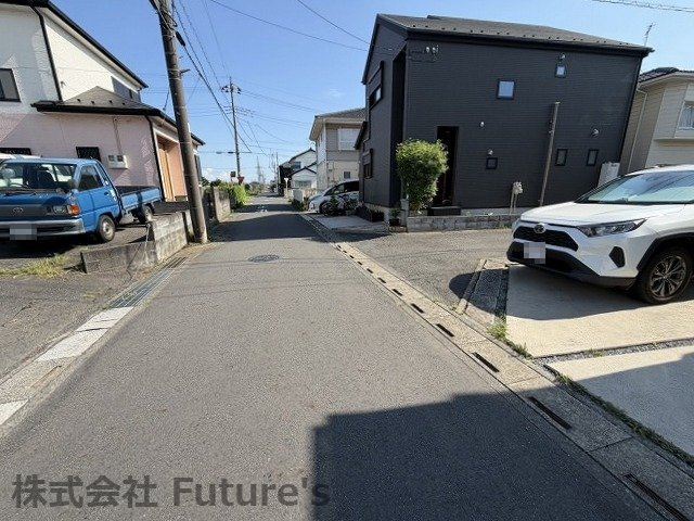三郷市上口1丁目　中古戸建の前面道路含む現地写真|東側前面道路