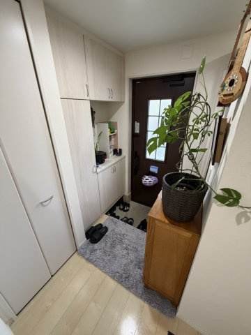 三郷市上口1丁目　中古戸建の玄関|玄関部分の写真になります。
