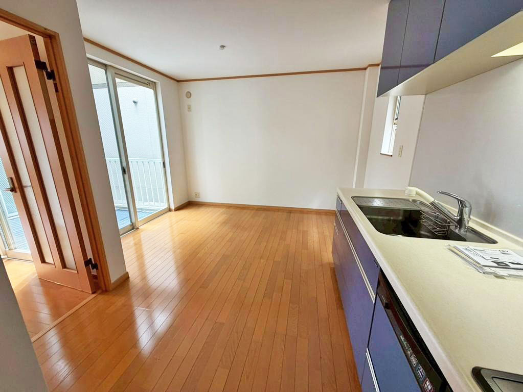 大阪市淀川区加島3丁目中古一戸建て｜4LDK＋駐車1台可のキッチン|LDK
日当たりと風通しに恵まれた、2階LDKの住まいです。明るく心地よい吹抜けテラスが隣接しています。