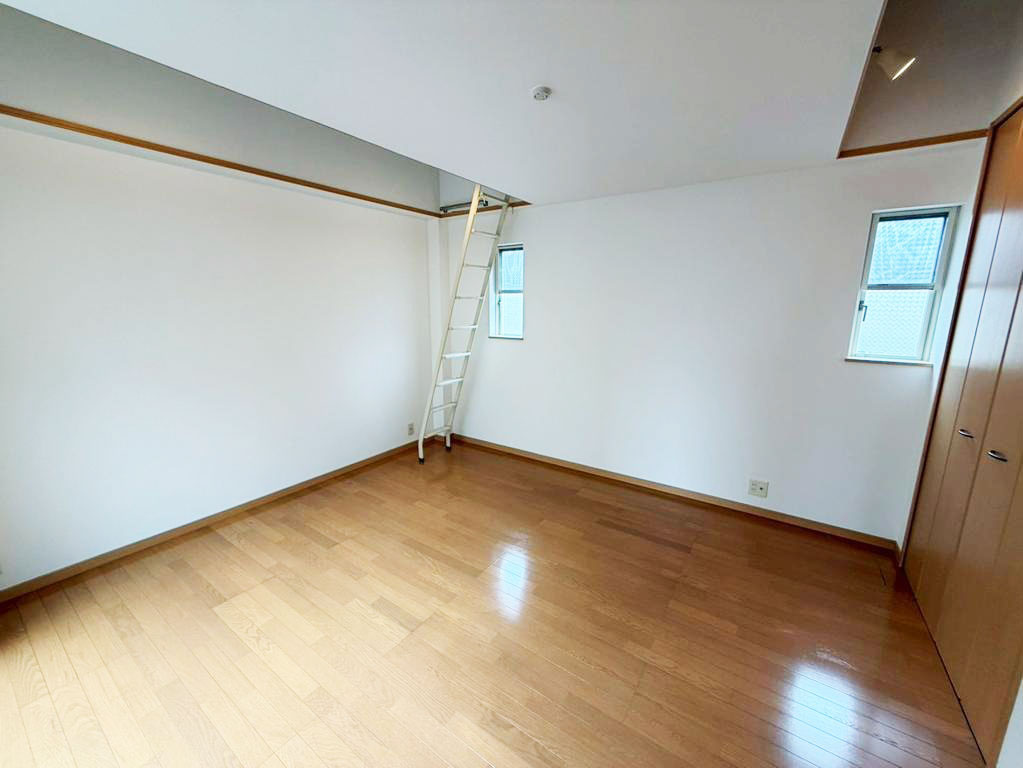 大阪市淀川区加島3丁目中古一戸建て｜4LDK＋駐車1台可の洋室|洋室
シンプルな内装でまとめられた居室は、お好みの家具やインテリアが映える空間です。
