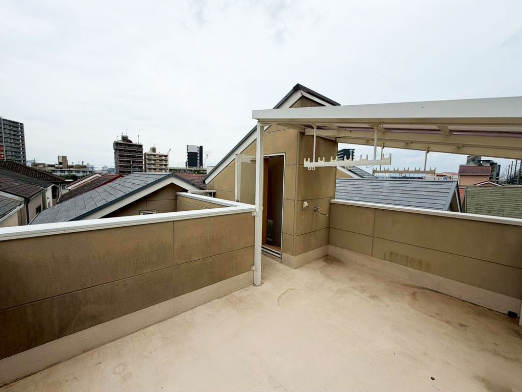 大阪市淀川区加島3丁目中古一戸建て｜4LDK＋駐車1台可のバルコニー|屋上ルーフバルコニー
晴天屋上ルーフバルコニー
晴天時にチェアを設置すれば、カフェのようなリラックス空間になります。時にチェアを設置すれば、カフェのようなリラックス空間になります。
