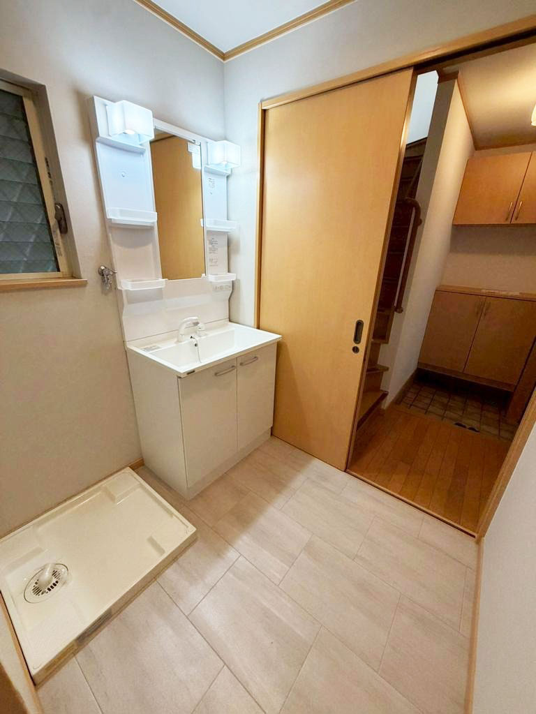 大阪市淀川区加島3丁目中古一戸建て｜4LDK＋駐車1台可の独立洗面台|ゆとりある洗面室設計により、お子様の朝の身支度や着替えも快適です。