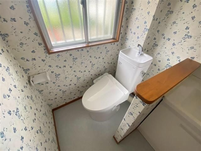 コーポ小林のトイレ|落ち着いた色調のトイレです