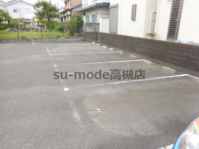 高槻市出丸町のアパートの駐車場