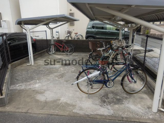 高槻市出丸町のアパートの駐車場