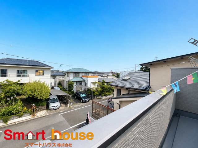 八王子市鹿島2期　新築2棟の展望|開放的なバルコニーは見晴らしもよく、太陽の温かな温もりをめいっぱい受け止めてくれます。太陽の光と爽やかな風を受けたお洗濯物はあっという間に乾き、取りこむ時には太陽の匂いを感じられそうですね。