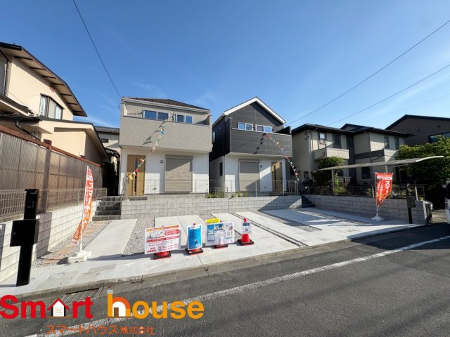 八王子市鹿島2期　新築2棟の駐車場|オシャレな外観は、人の目を引くだけではなく自慢したくなりますね！植木を置いたりアレンジは、自由です。自分の好みに仕上げましょう♪