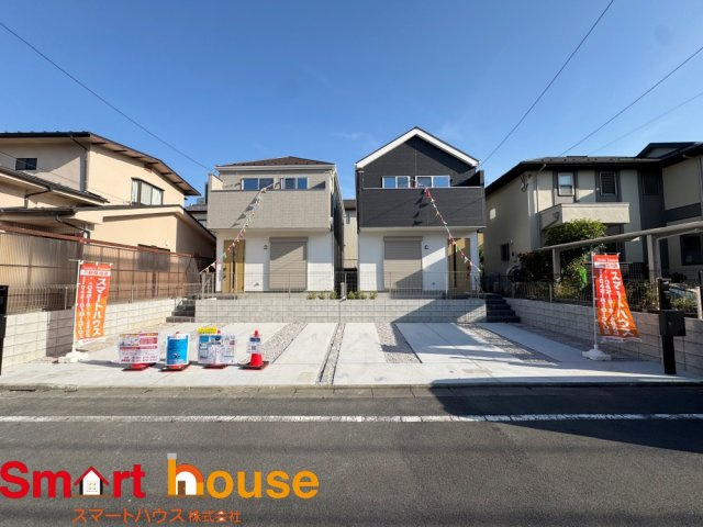 八王子市鹿島2期　新築2棟の前面道路含む現地写真|お住まいの前面道路が広いと駐車が楽になり、陽当たりも遮られないので明るく居心地の良いお家になります♪