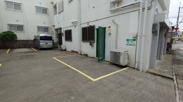 メゾン成の駐車場