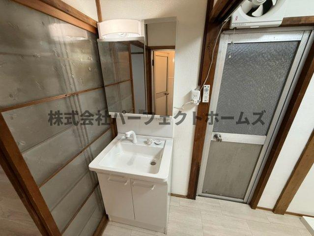 点野5丁目戸建　賃貸の独立洗面台|独立洗面台あり、毎朝おしゃれに忙しい女性の方におすすめです
