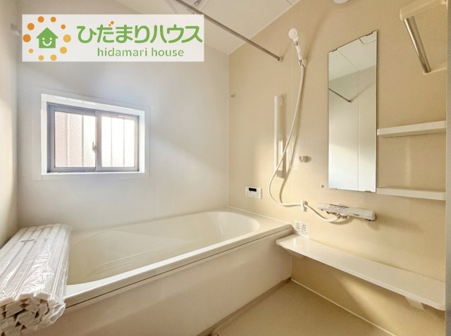 【浴室】 | 土浦市真鍋5丁目2086番　新築戸建　B号棟 | 何歳まで一緒に入ってくれるだろうか・・・。
広いお風呂は、お子様と一緒に入るバスタイムがより楽しくなります。