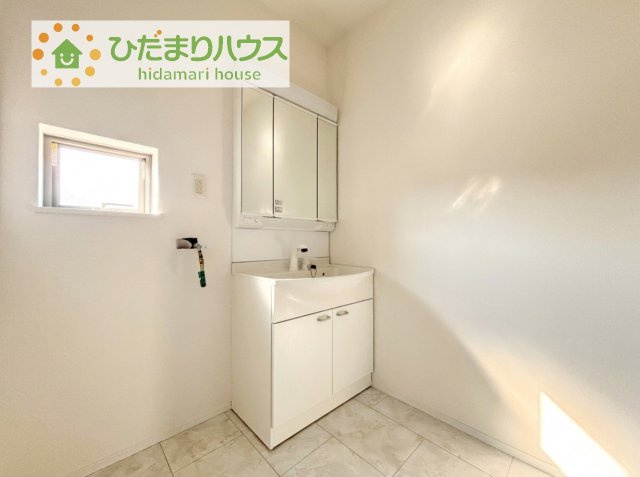 【独立洗面台】 | 土浦市真鍋5丁目2086番　新築戸建　B号棟 | 三面鏡の大きな鏡は憧れます(^^♪
鏡の後ろは収納となっていて、細かいものでも収納できるのでスッキリと整理できます！