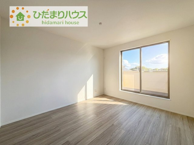 【寝室】 | 土浦市真鍋5丁目2086番　新築戸建　B号棟 | バルコニーに面していて、たっぷり光りの入る明るい主寝室です！