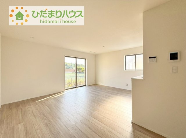 【居間・リビング】 | 土浦市真鍋5丁目2086番　新築戸建　B号棟 | 家族だんらんで、笑顔のたえない時間も増えそうな広々としたLDKが魅力です(^^)/窓も多くて明るい空間でくつろげます。