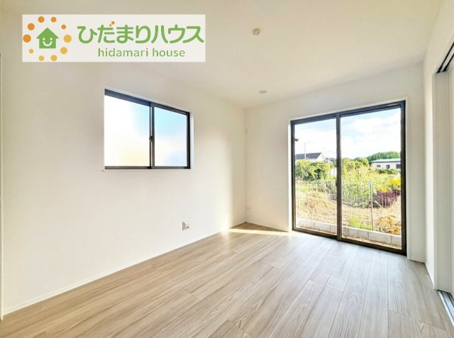 【洋室】 | 土浦市真鍋5丁目2086番　新築戸建　B号棟 | リビングには洋室が隣接し、お子様の遊び場や家事スペースにも大活躍です☆