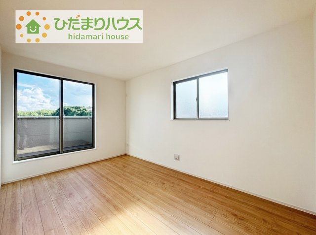 【寝室】 | 土浦市真鍋5丁目2086番　新築戸建　A号棟 | バルコニーに面していて、たっぷり光りの入る明るい主寝室です！