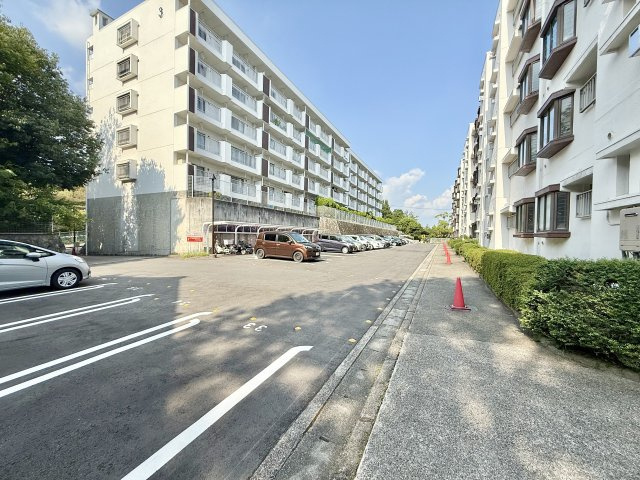 大森台住宅２棟の駐車場