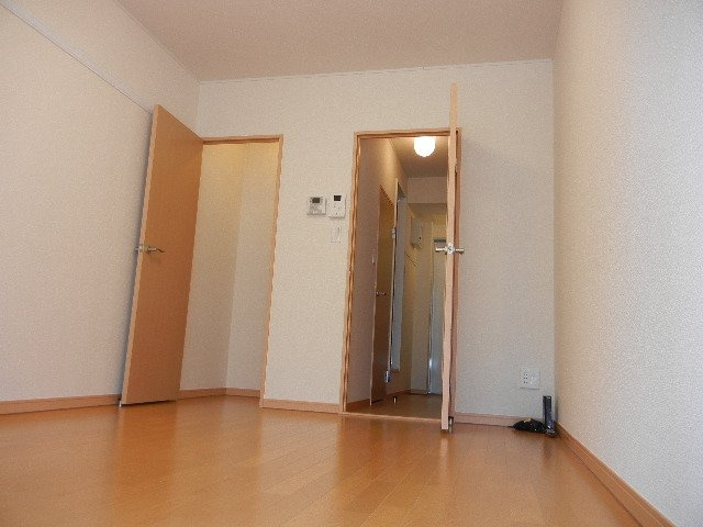 レオパレスパタータⅢの居間・リビング|備品は部屋毎に異なります。１Ｆのみフローリング