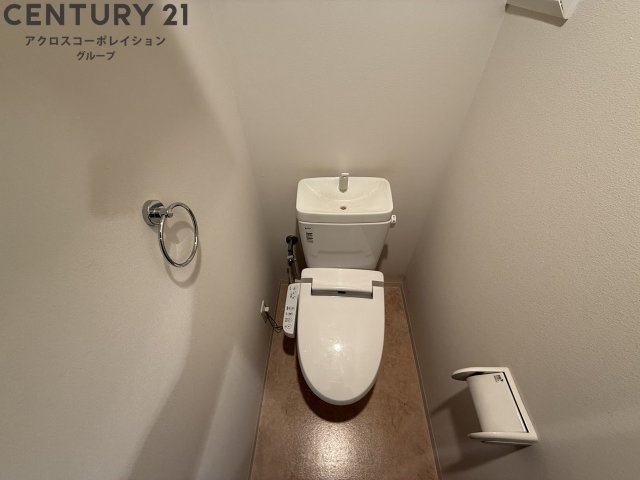温水洗浄便座付きのトイレです♪