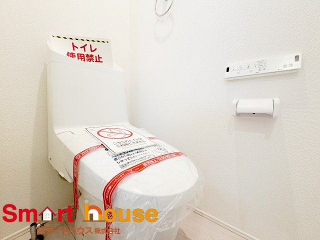 綾瀬市大上新築全2棟のトイレ|節水型でエコなトイレには今では当たり前のウォシュレット付き。換気機能も着いているので常に快適ですね♪