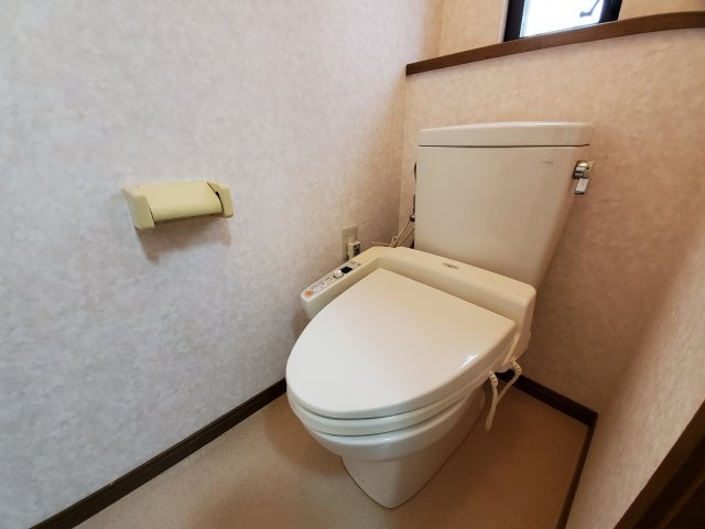 温水洗浄便座付きのトイレです♪