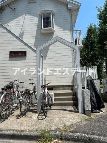 パークサイド駒沢B棟　浴室に窓　陽当たり良好　バストイレ別のエントランス