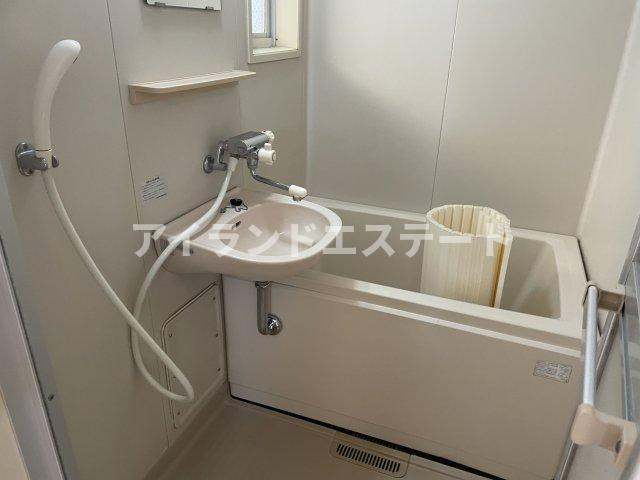 パークサイド駒沢B棟　浴室に窓　陽当たり良好　バストイレ別の浴室