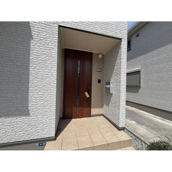 柏原市国分本町戸建貸家のエントランス