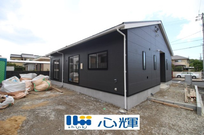 【外観】 | クレイドルガーデン宇部市際波第８（１号棟） | 現地（2026年9月16日撮影）外構工事中です。
明るい日差しが差し込む現地。車もゆったり駐めることができます。ぜひ現地をご覧ください。
