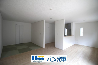 【居間・リビング】 | クレイドルガーデン宇部市際波第８（１号棟） | 降り注ぐ陽光をいっぱいに浴び、メインライトと共に室内全体が明るい・開放感のあるＬＤＫ。