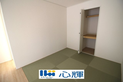 【和室】 | クレイドルガーデン宇部市際波第８（１号棟） | リビングの横に和室があれば、畳の上で遊ぶ子供をキッチンから見守れるので嬉しいですね。

