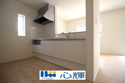 【キッチン】 | クレイドルガーデン宇部市際波第８（１号棟） | 充分なスペースを実現したキッチン空間となっています。寛ぐ方とお料理をされる方の一体感を重視した設計。